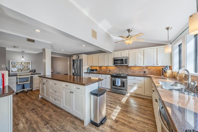 1705 Devonshire Dr, Tyler, TX 75703