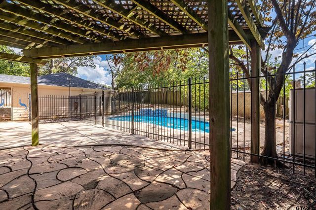 1705 Devonshire Dr, Tyler, TX 75703