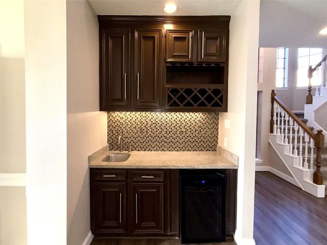 8047 Oakwood Garden Street, Houston, TX 77040