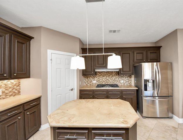 8047 Oakwood Garden Street, Houston, TX 77040