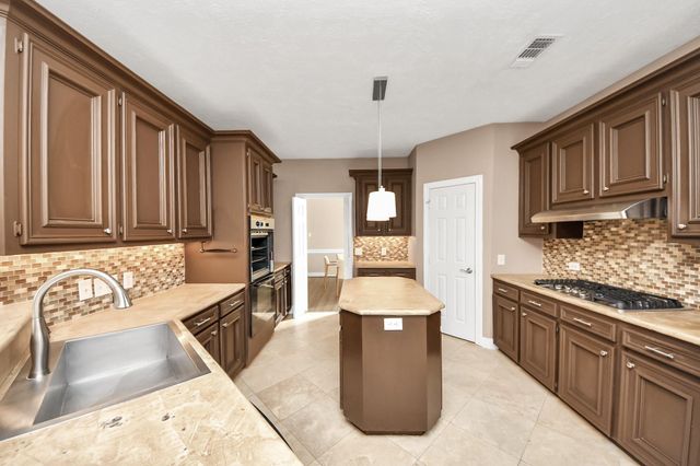 8047 Oakwood Garden Street, Houston, TX 77040