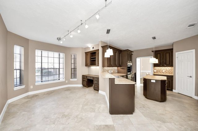 8047 Oakwood Garden Street, Houston, TX 77040