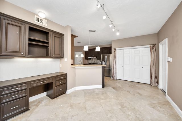 8047 Oakwood Garden Street, Houston, TX 77040