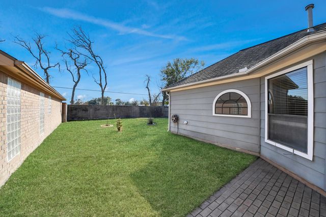 8047 Oakwood Garden Street, Houston, TX 77040