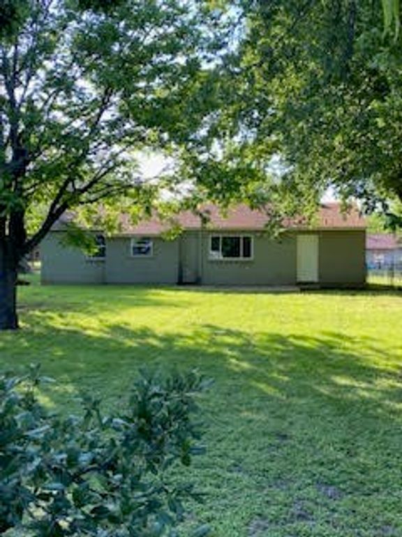 829 Sunnybrook Drive, Burleson, TX 76028