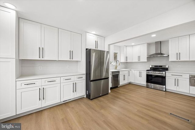 16 BUCKINGHAM RD, Marlton, NJ 08053