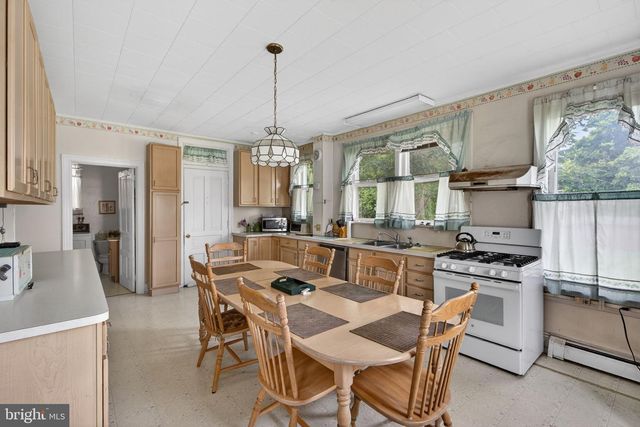 28 S MAIN ST, Coopersburg, PA 18036
