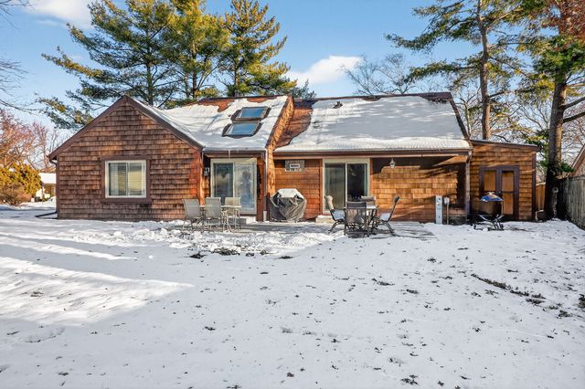 2S600 Angeline Court, Warrenville, IL 60555