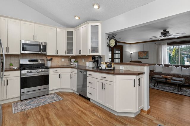 2S600 Angeline Court, Warrenville, IL 60555