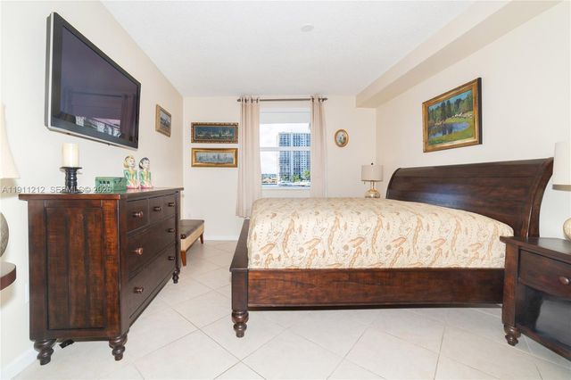 17150 N Bay Road 2207, Sunny Isles Beach, FL 33160