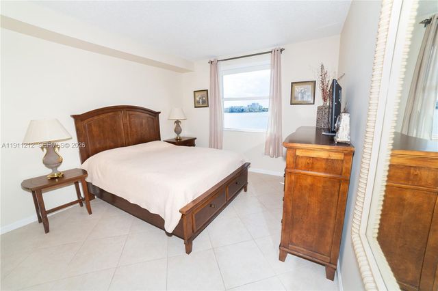 17150 N Bay Road 2207, Sunny Isles Beach, FL 33160