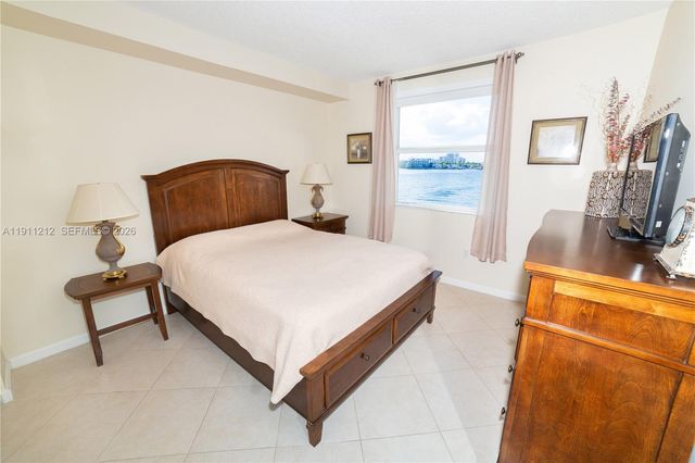 17150 N Bay Road 2207, Sunny Isles Beach, FL 33160