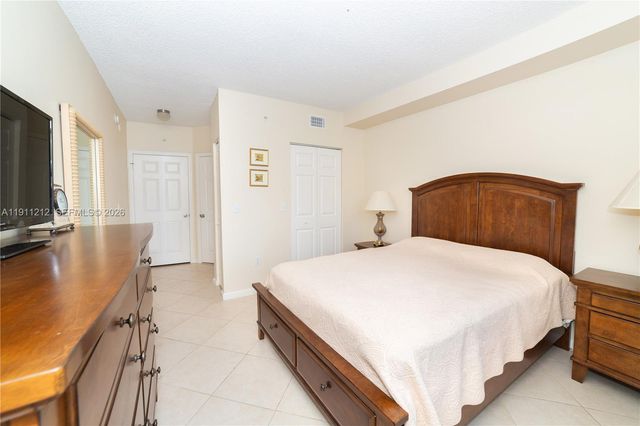 17150 N Bay Road 2207, Sunny Isles Beach, FL 33160