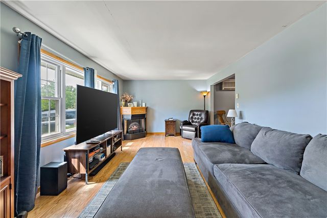 56 Spring Valley Rd, N Franklin Twp, PA 15301