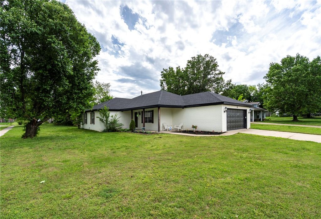 110 Cypress Street, Prairie Grove, AR 72753