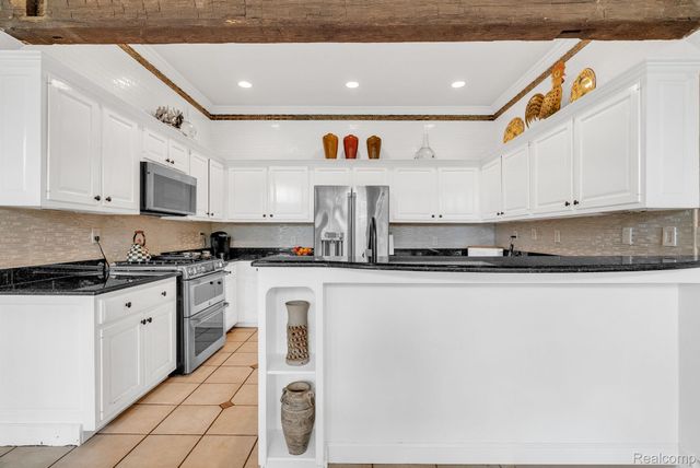 1887 Harvest Lane, Bloomfield Hills, MI 48302