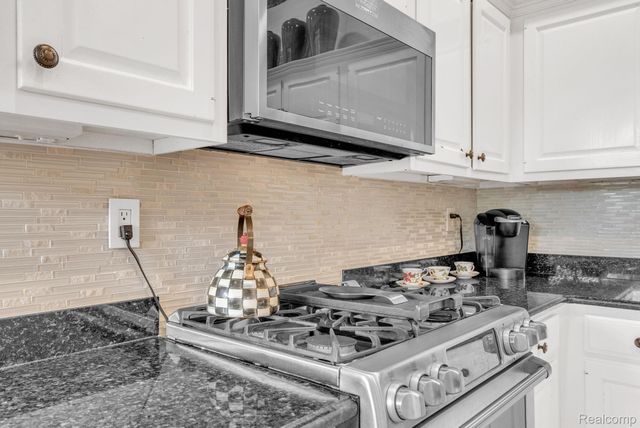 1887 Harvest Lane, Bloomfield Hills, MI 48302