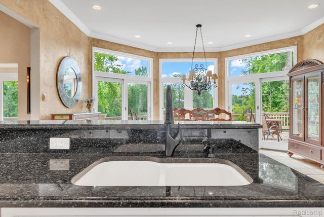 1887 Harvest Lane, Bloomfield Hills, MI 48302