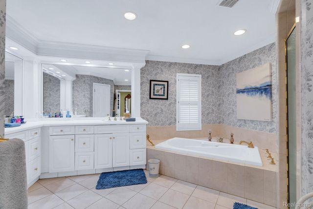 1887 Harvest Lane, Bloomfield Hills, MI 48302