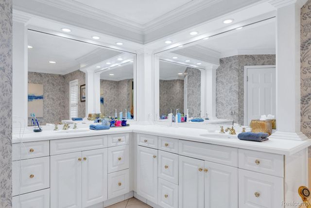 1887 Harvest Lane, Bloomfield Hills, MI 48302