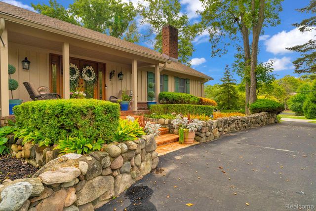 1887 Harvest Lane, Bloomfield Hills, MI 48302