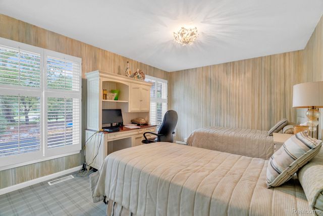 1887 Harvest Lane, Bloomfield Hills, MI 48302