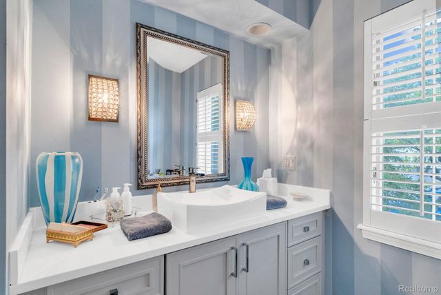 1887 Harvest Lane, Bloomfield Hills, MI 48302