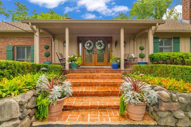 1887 Harvest Lane, Bloomfield Hills, MI 48302