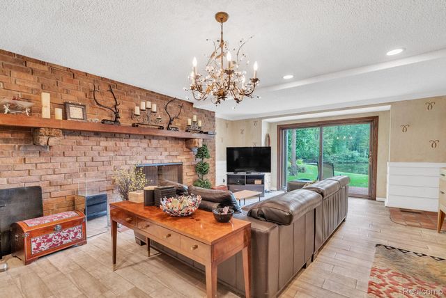 1887 Harvest Lane, Bloomfield Hills, MI 48302