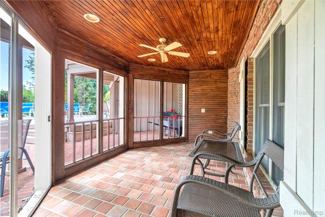 1887 Harvest Lane, Bloomfield Hills, MI 48302