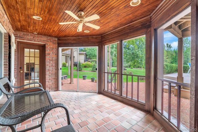 1887 Harvest Lane, Bloomfield Hills, MI 48302