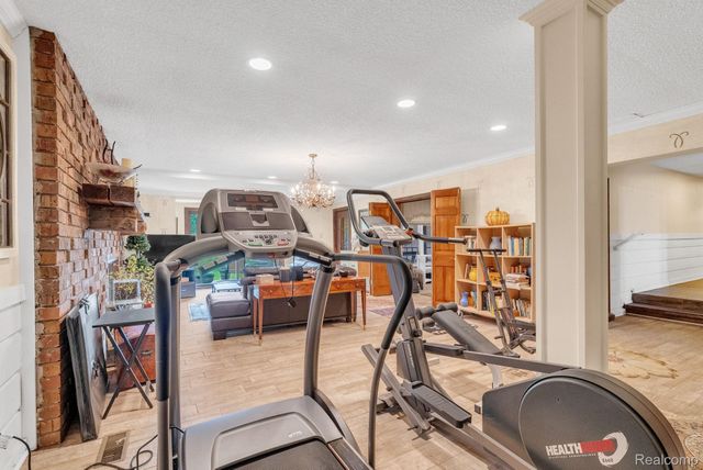 1887 Harvest Lane, Bloomfield Hills, MI 48302