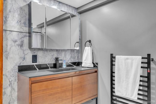 1887 Harvest Lane, Bloomfield Hills, MI 48302