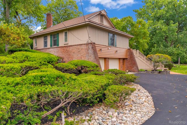 1887 Harvest Lane, Bloomfield Hills, MI 48302
