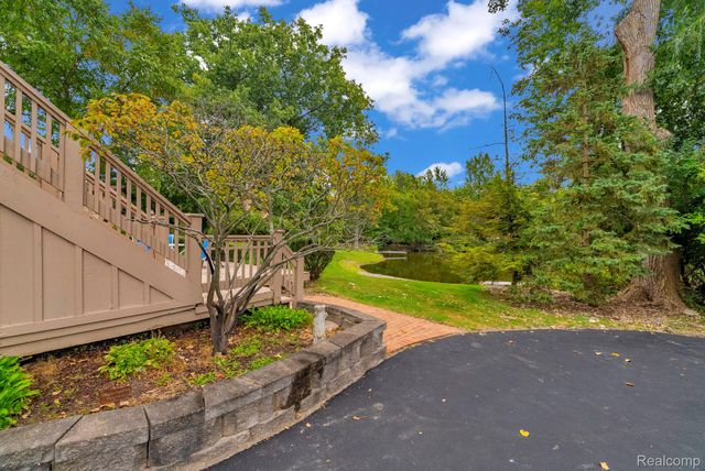 1887 Harvest Lane, Bloomfield Hills, MI 48302