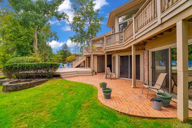 1887 Harvest Lane, Bloomfield Hills, MI 48302