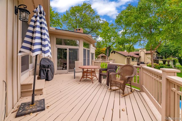 1887 Harvest Lane, Bloomfield Hills, MI 48302