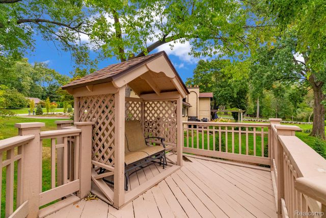 1887 Harvest Lane, Bloomfield Hills, MI 48302