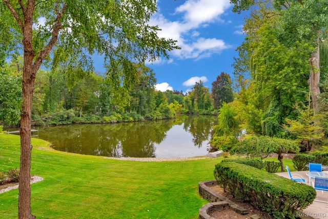 1887 Harvest Lane, Bloomfield Hills, MI 48302