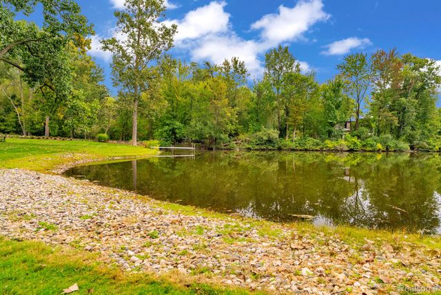 1887 Harvest Lane, Bloomfield Hills, MI 48302