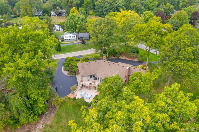 1887 Harvest Lane, Bloomfield Hills, MI 48302