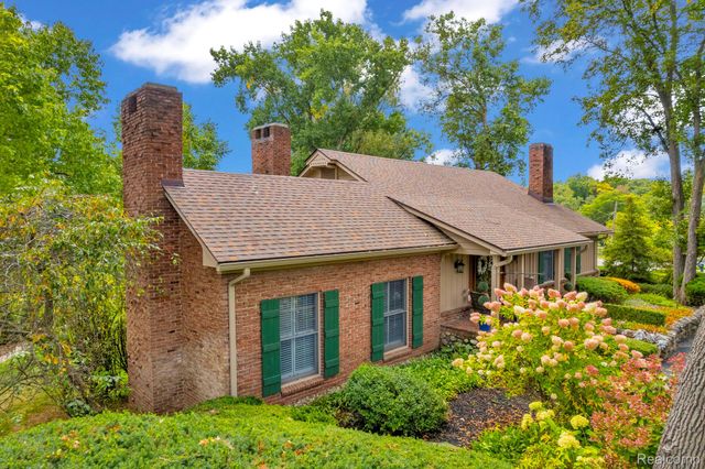 1887 Harvest Lane, Bloomfield Hills, MI 48302