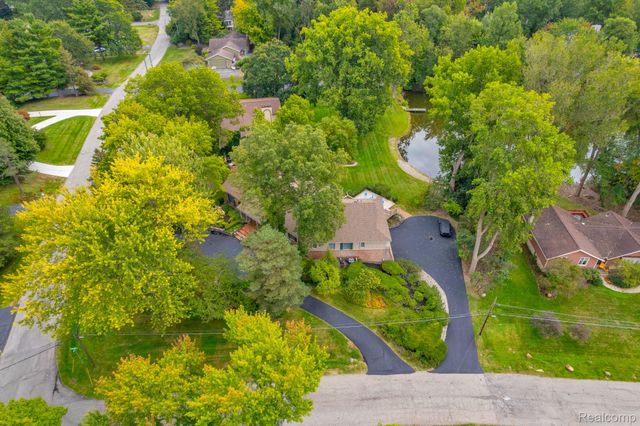 1887 Harvest Lane, Bloomfield Hills, MI 48302