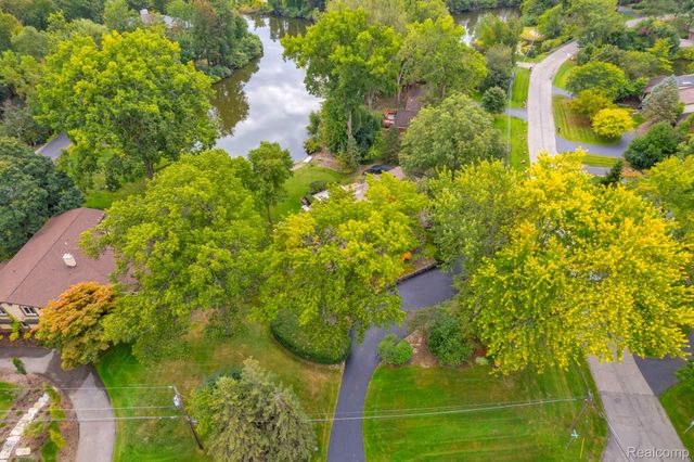 1887 Harvest Lane, Bloomfield Hills, MI 48302