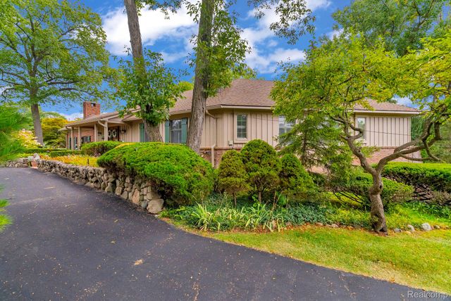 1887 Harvest Lane, Bloomfield Hills, MI 48302
