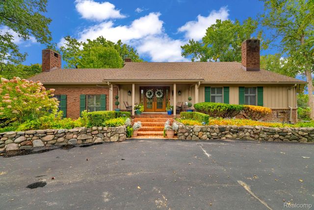 1887 Harvest Lane, Bloomfield Hills, MI 48302