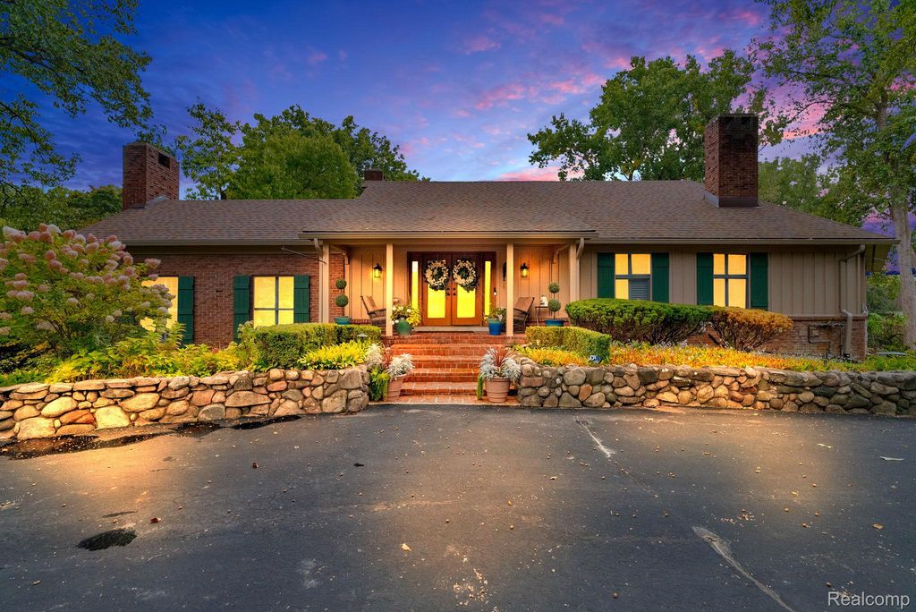 1887 Harvest Lane, Bloomfield Hills, MI 48302