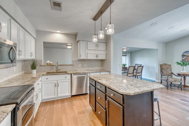 305 Onyx DR, Horseshoe Bay, TX 78657