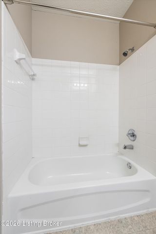 2704 Bradford Commons Dr 201, Louisville, KY 40299