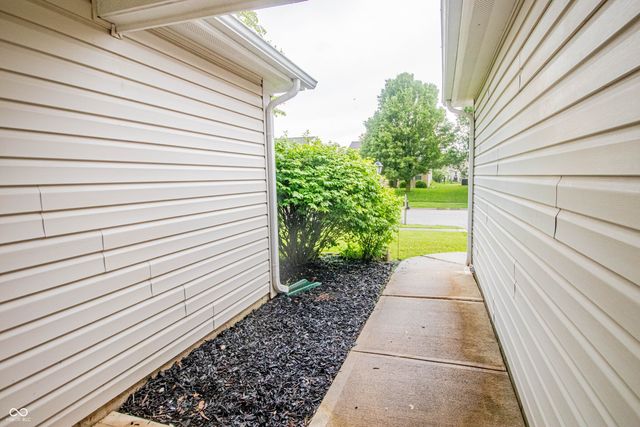 1527 Egret Lane, Greenwood, IN 46143